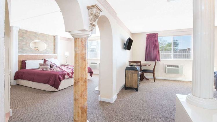 Knights Inn and Suites Grand Forks Room