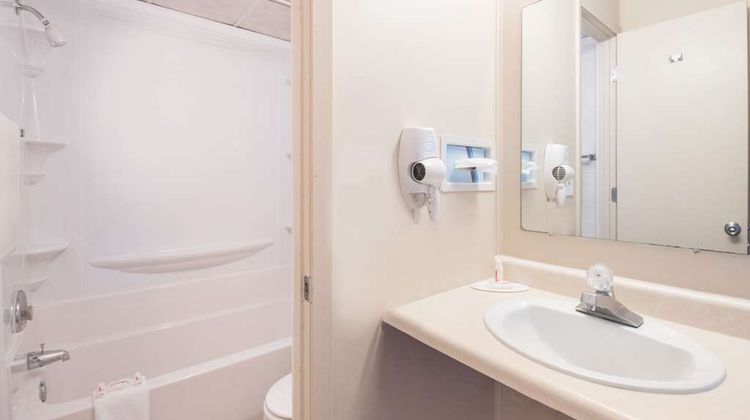 Knights Inn and Suites Grand Forks Room