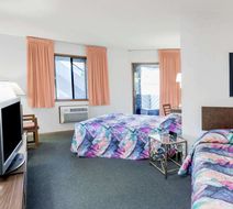 Knights Inn Mackinaw City Room