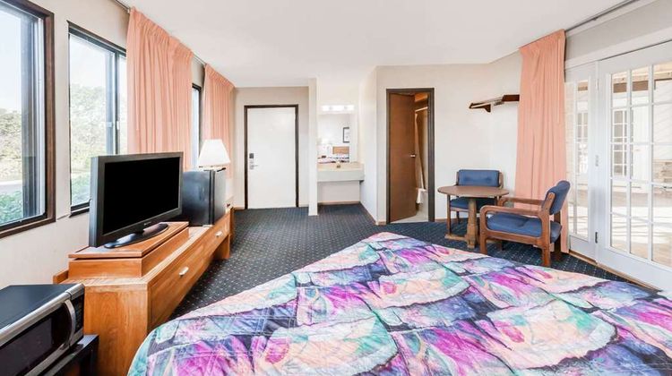 Knights Inn Mackinaw City Room