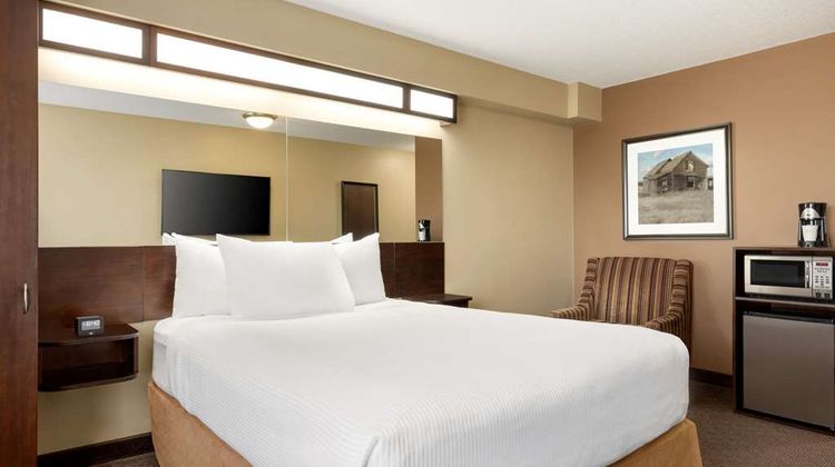 Microtel Inn & Suites by Wyndham Weyburn Room