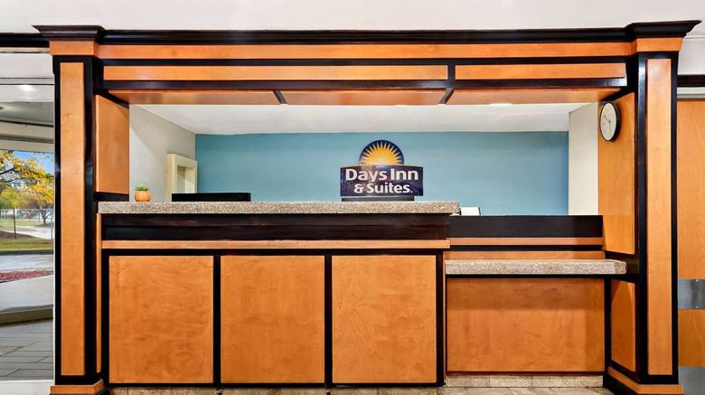 <b>Days Inn & Suites Warren Lobby</b>. Images powered by <a href="https://iceportal.shijigroup.com/" title="IcePortal" target="_blank">IcePortal</a>.