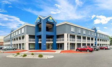 Days Inn & Suites Warren