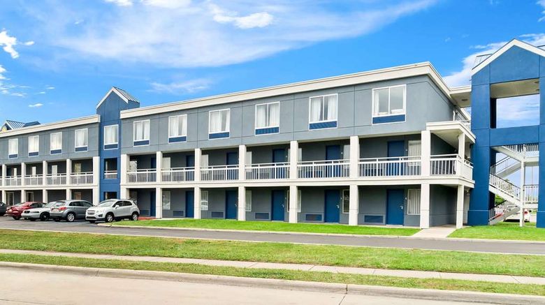 <b>Days Inn & Suites Warren Exterior</b>. Images powered by <a href="https://iceportal.shijigroup.com/" title="IcePortal" target="_blank">IcePortal</a>.