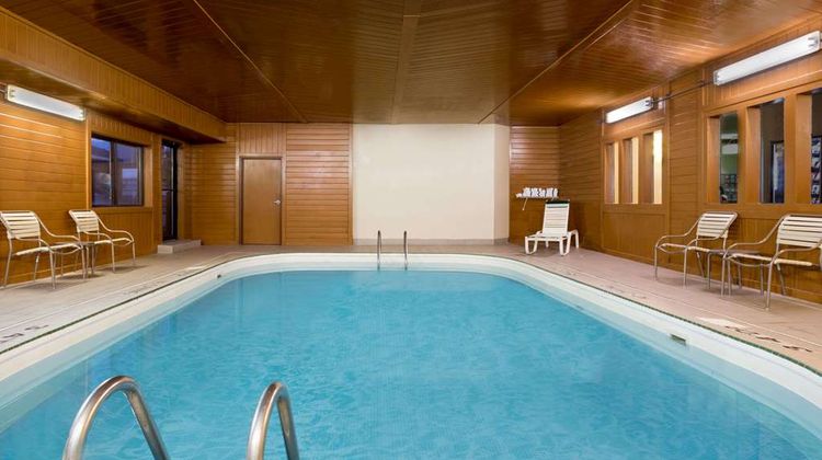 Baymont Inn & Suites Waterloo Pool