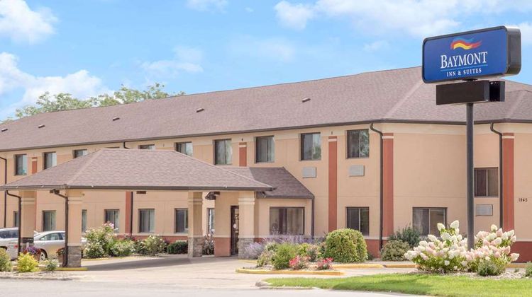 Baymont Inn & Suites Waterloo Exterior