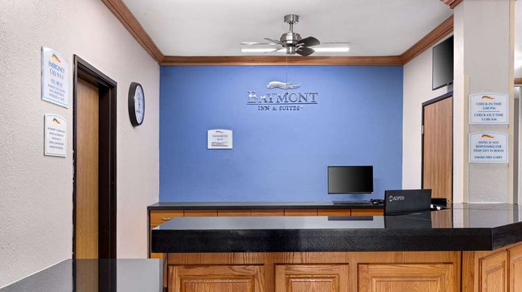 Baymont Inn & Suites Waterloo Lobby