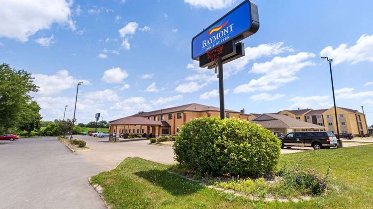 Baymont Inn & Suites Waterloo Exterior