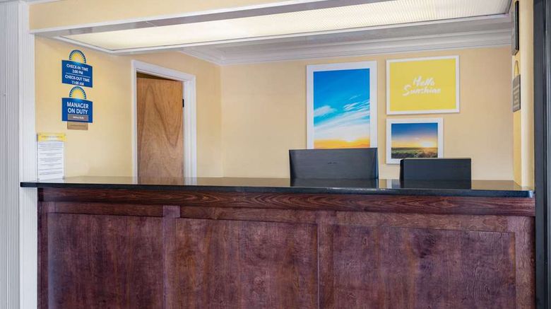 <b>Days Inn Macon I-475 Lobby</b>. Images powered by <a href="https://iceportal.shijigroup.com/" title="IcePortal" target="_blank">IcePortal</a>.