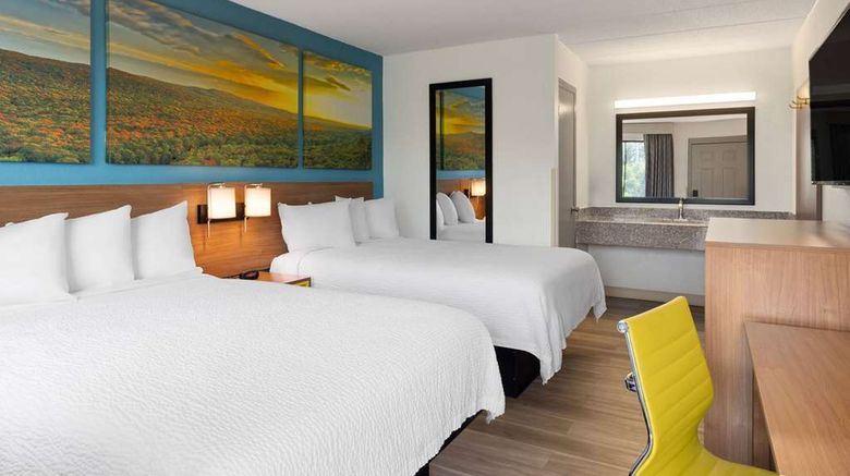 <b>Days Inn & Suites Indianapolis Arpt East Room</b>. Images powered by <a href="https://iceportal.shijigroup.com/" title="IcePortal" target="_blank">IcePortal</a>.