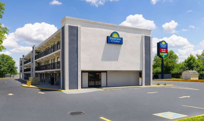 Days Inn & Suites Indianapolis Arpt East Exterior