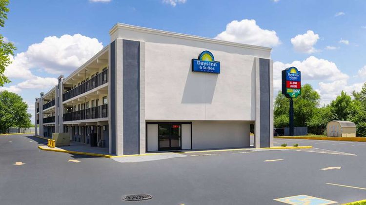Days Inn & Suites Indianapolis Arpt East Exterior