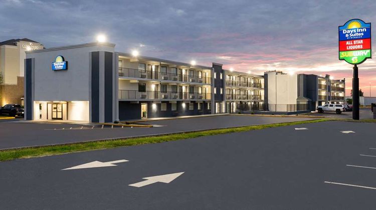 Days Inn & Suites Indianapolis Arpt East Exterior
