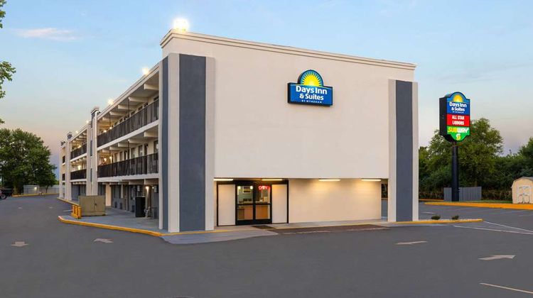 Days Inn & Suites Indianapolis Arpt East Exterior