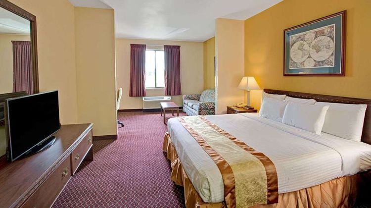 Days Inn & Suites Hickory Suite