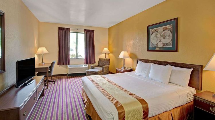 Days Inn & Suites Hickory Room