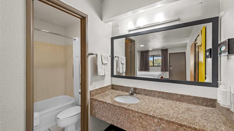 Days Inn Independence Room