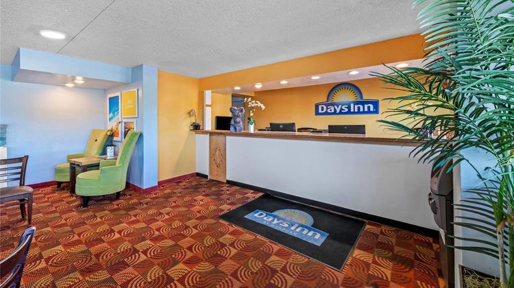 Days Inn Independence Lobby