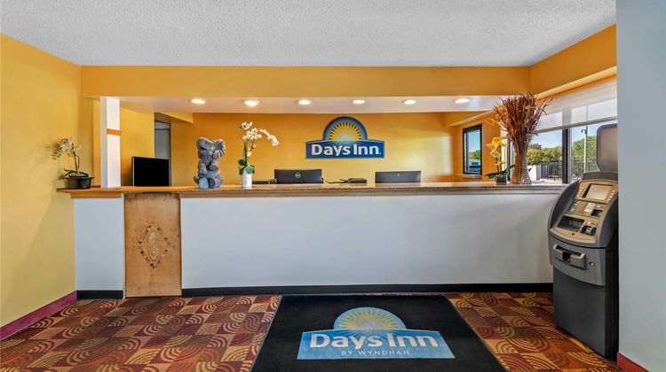Days Inn Independence Lobby