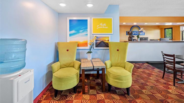 Days Inn Independence Lobby