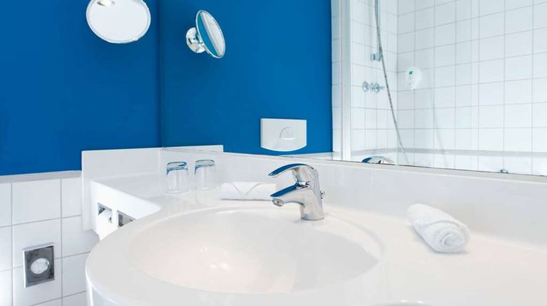<b>Wyndham Garden City Centre Koenigsallee Room</b>. Images powered by <a href="https://iceportal.shijigroup.com/" title="IcePortal" target="_blank">IcePortal</a>.