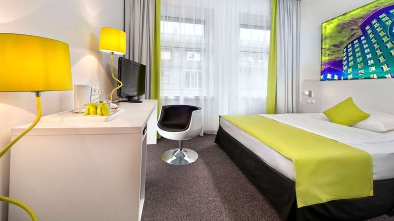 <b>Wyndham Garden City Centre Koenigsallee Room</b>. Images powered by <a href="https://iceportal.shijigroup.com/" title="IcePortal" target="_blank">IcePortal</a>.
