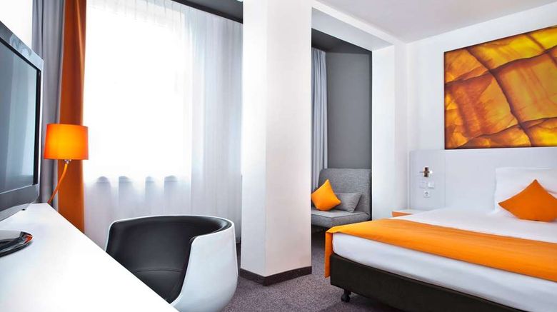 <b>Wyndham Garden City Centre Koenigsallee Room</b>. Images powered by <a href="https://iceportal.shijigroup.com/" title="IcePortal" target="_blank">IcePortal</a>.