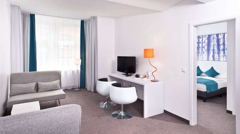 <b>Wyndham Garden City Centre Koenigsallee Suite</b>. Images powered by <a href="https://iceportal.shijigroup.com/" title="IcePortal" target="_blank">IcePortal</a>.