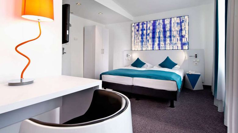 <b>Wyndham Garden City Centre Koenigsallee Room</b>. Images powered by <a href="https://iceportal.shijigroup.com/" title="IcePortal" target="_blank">IcePortal</a>.