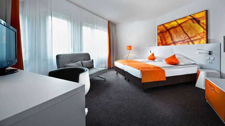 <b>Wyndham Garden City Centre Koenigsallee Room</b>. Images powered by <a href="https://iceportal.shijigroup.com/" title="IcePortal" target="_blank">IcePortal</a>.