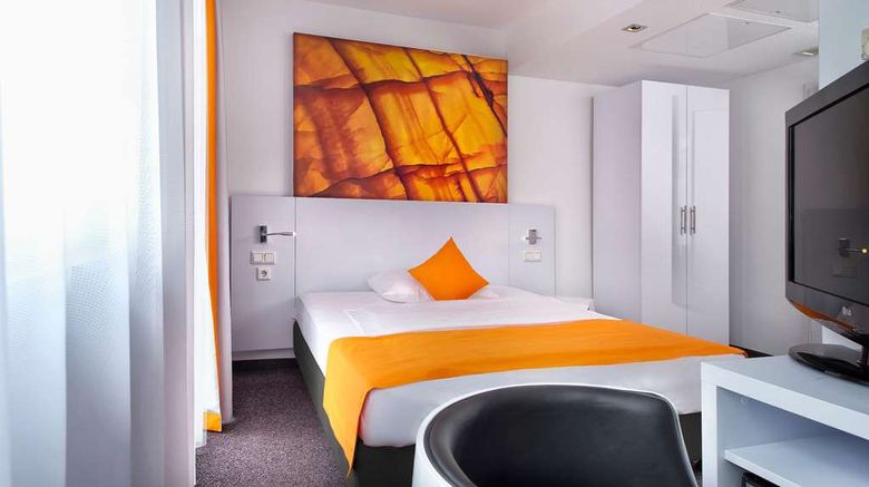 <b>Wyndham Garden City Centre Koenigsallee Room</b>. Images powered by <a href="https://iceportal.shijigroup.com/" title="IcePortal" target="_blank">IcePortal</a>.