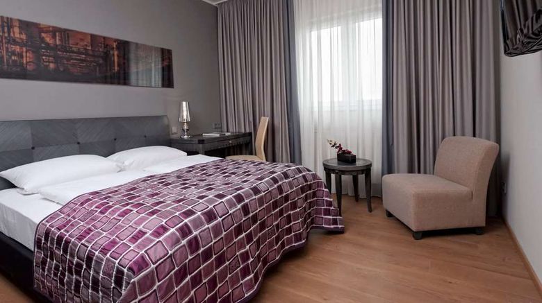 <b>Wyndham Duisburger Hof Room</b>. Images powered by <a href="https://iceportal.shijigroup.com/" title="IcePortal" target="_blank">IcePortal</a>.