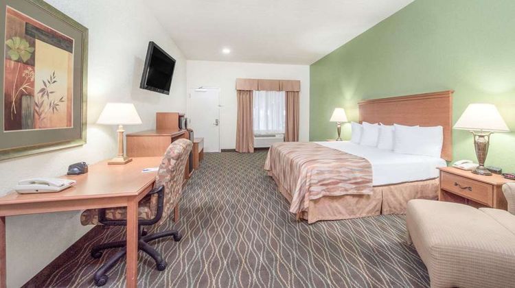 Baymont Inn & Suites Pearsall Room