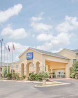 Baymont Inn & Suites Pearsall