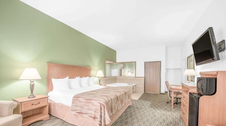 Baymont Inn & Suites Pearsall Room