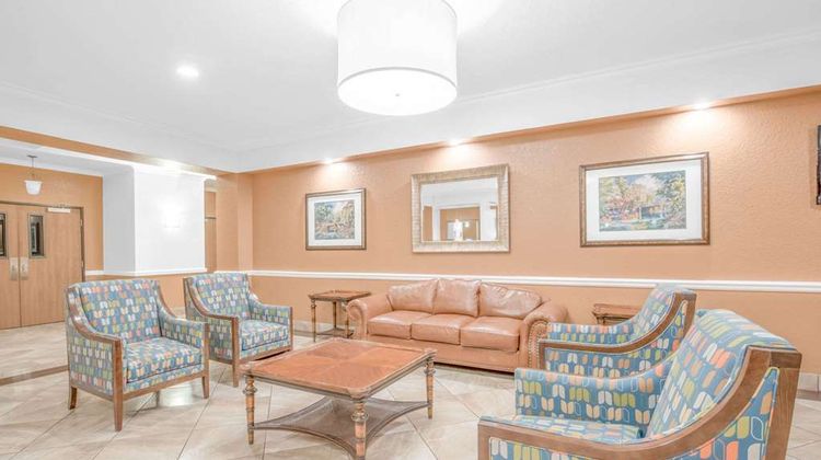 Baymont Inn & Suites Pearsall Lobby