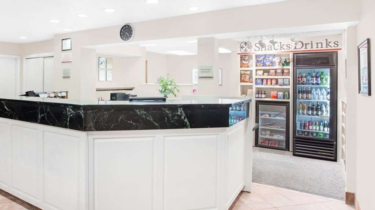 Hawthorn Extended Stay Green Bay Lobby