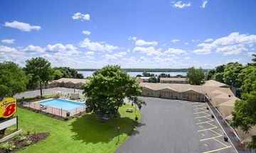Super 8 Brockville