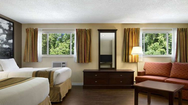 Super 8 Brockville Suite