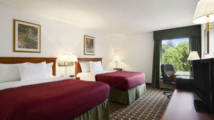 Baymont Inn & Suites Crossville Room