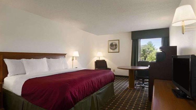 Baymont Inn & Suites Crossville Room