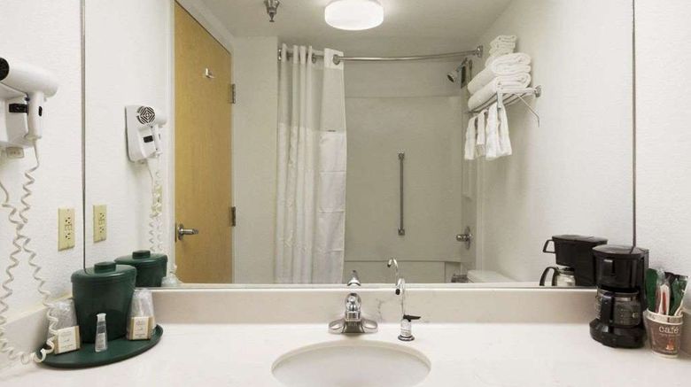 <b>Baymont Inn & Suites Crossville Room</b>. Images powered by <a href="https://iceportal.shijigroup.com/" title="IcePortal" target="_blank">IcePortal</a>.