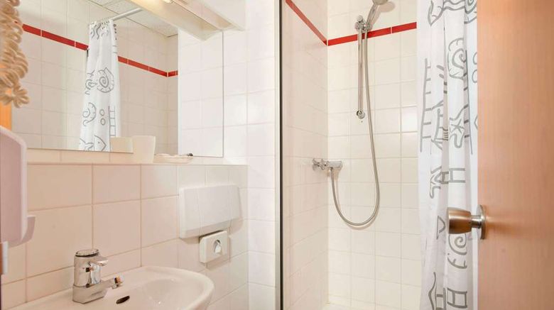 <b>Days Inn Dortmund West Hotel Room</b>. Images powered by <a href="https://iceportal.shijigroup.com/" title="IcePortal" target="_blank">IcePortal</a>.