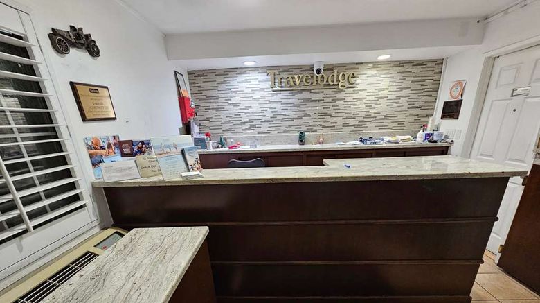 <b>Travelodge Fullerton Lobby</b>. Images powered by <a href="https://iceportal.shijigroup.com/" title="IcePortal" target="_blank">IcePortal</a>.