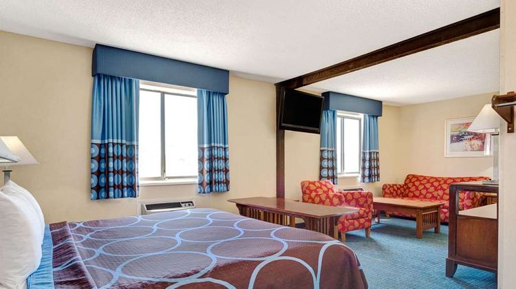 Super 8 Hutchinson Suite