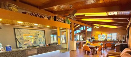 Super 8 Hutchinson Lobby