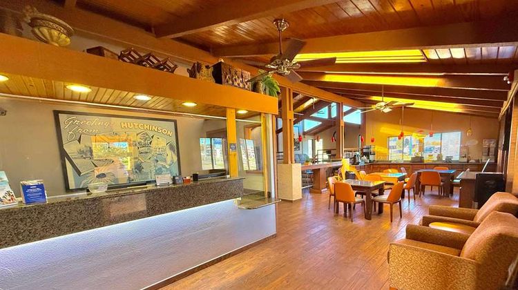 Super 8 Hutchinson Lobby