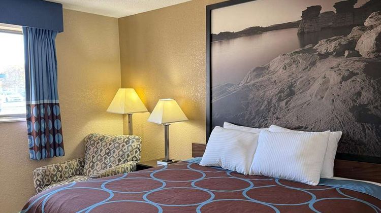 Super 8 Hutchinson Room