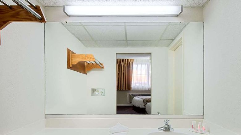 <b>Baymont Inn & Suites Sandusky Room</b>. Images powered by <a href="https://iceportal.shijigroup.com/" title="IcePortal" target="_blank">IcePortal</a>.