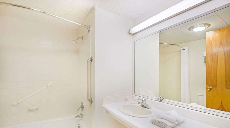 <b>Baymont Inn & Suites Sandusky Room</b>. Images powered by <a href="https://iceportal.shijigroup.com/" title="IcePortal" target="_blank">IcePortal</a>.